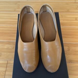 Martiniano glove flats in kid leather. Color is Tostado. Size 36.